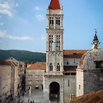 Lorena - With Sea View Near Old Town Апартаменты Трогир