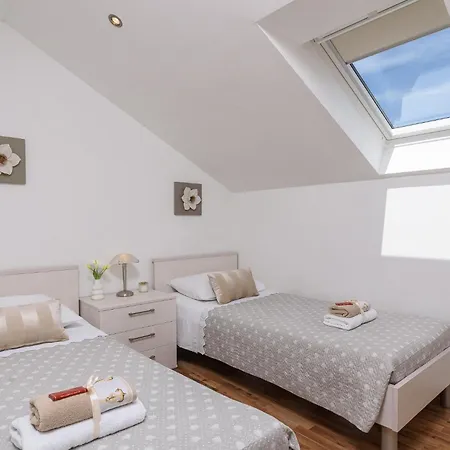 Appartamento Lorena - With Sea View Near Old Town Traù