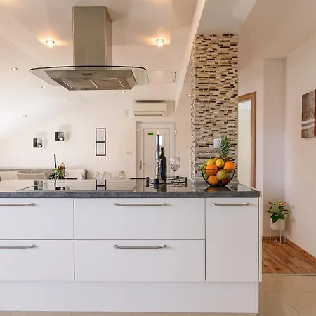 Appartamento Lorena - With Sea View Near Old Town Traù