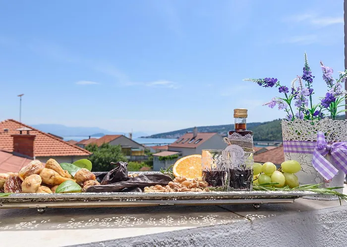 Lorena - With Sea View Near Old Town 特罗吉尔